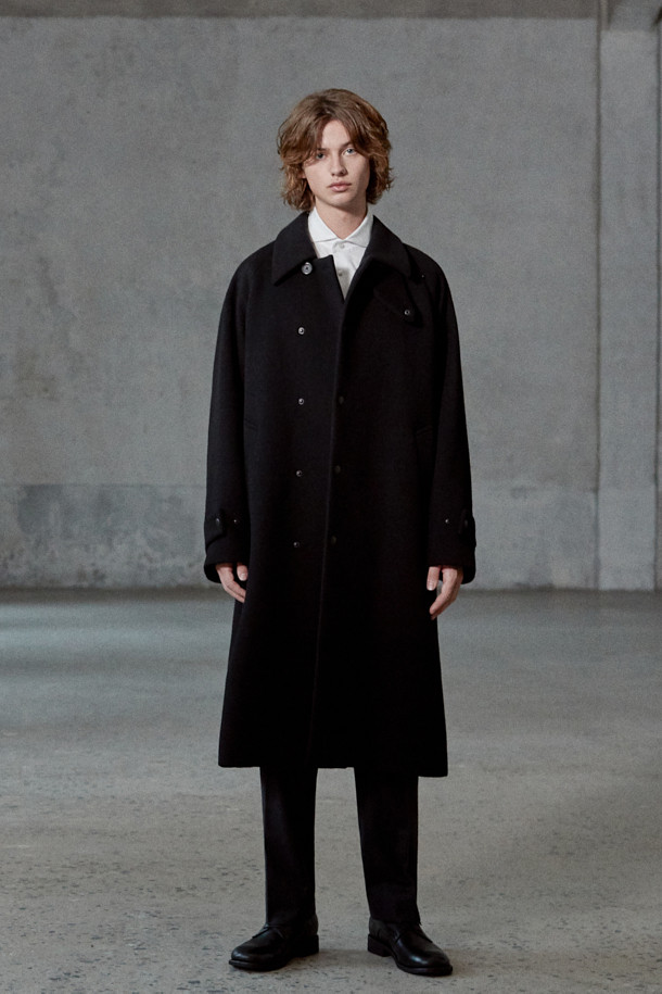 MOVERE X ROLIAT(무브레 X 롤리앗) 라운드 카라 옥스포드 셔츠는 부드러운 면 소재로 제작되어 가을, 겨울철에 착용하기 좋습니다. 세미 루즈 핏으로 편안한 착용감을 선사하며, 라운드 카라 디자인이 특징입니다. 솔리드 옥스포드 원단에 금속 포인트 단추, 클럽 카라 디테일로 클래식한 무드를 더했습니다. 출근룩, 비즈니스 캐주얼, 모임룩 등 다양한 TPO에 활용할 수 있으며, 미니멀하고 캐주얼한 스타일 연출에도 적합합니다. 긴소매, 화이트 컬러로 어디에나 매치하기 용이한 데일리 아이템입니다.
