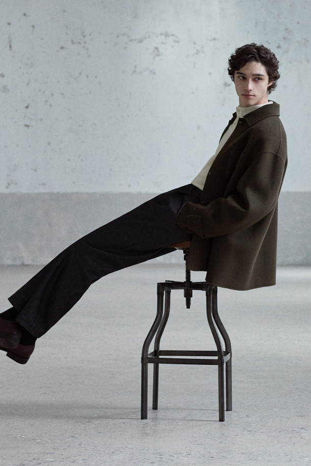 [MOVERE X ROLIAT] 모크넥 스웨터는 가을과 겨울, 출근룩, 오피스룩, 모임룩에 어울리는 클래식하고 미니멀한 스타일의 상의입니다. 밀라노 조직으로 제작되어 탄탄한 촉감을 자랑하며, 울 100% 소재로 보온성을 높였습니다. 헨리넥 디자인을 기반으로 한 모크넥 스타일이며, 레귤러 핏과 긴 소매 기장으로 세련된 핏을 연출합니다. 가슴둘레 110cm이며, 두께감 있는 화이트 컬러의 무지 스웨터입니다.
