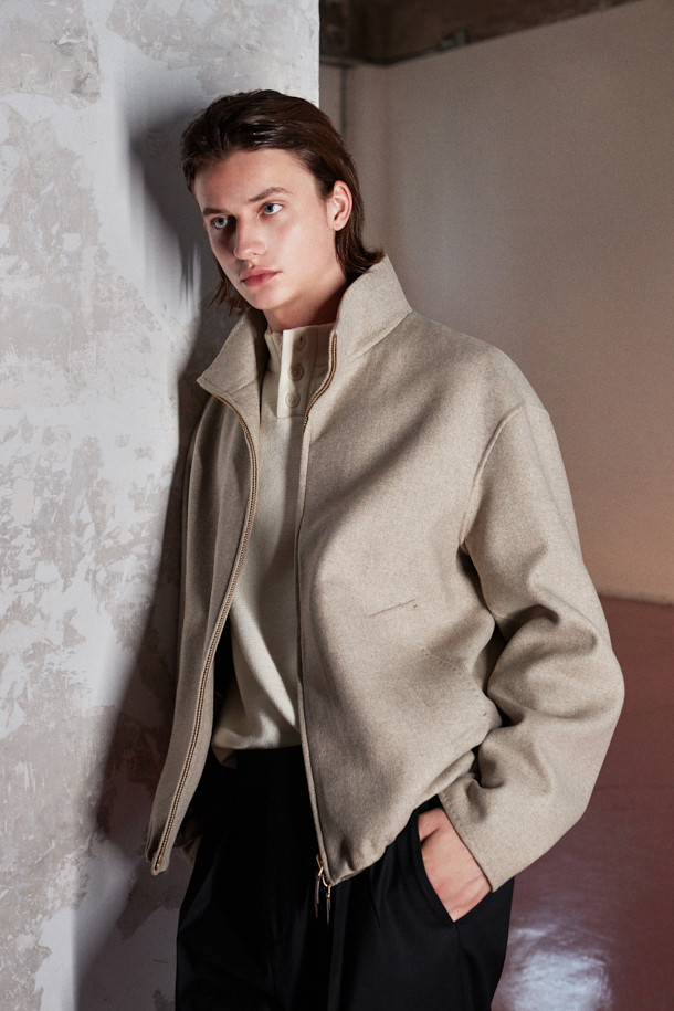 [MOVERE] REDA 울 슬랙스는 가을, 겨울 시즌에 어울리는 남성용 슬랙스입니다. 고급스러운 울과 엘라스틴 혼방 소재로 제작되어 부드러운 촉감과 자연스러운 신축성을 자랑하며, 와이드 및 플레어 핏으로 클래식하고 모던한 스타일을 연출합니다. 허리에는 4cm 밴딩과 리버스 투플리츠 디테일을 더해 편안함과 세련된 디자인을 동시에 잡았습니다. 블랙 컬러에 은은한 광택감이 더해져 오피스룩, 비즈니스 캐주얼, 모임룩 등 다양한 TPO에 활용 가능하며 미니멀하고 시크한 스타일을 완성합니다.
