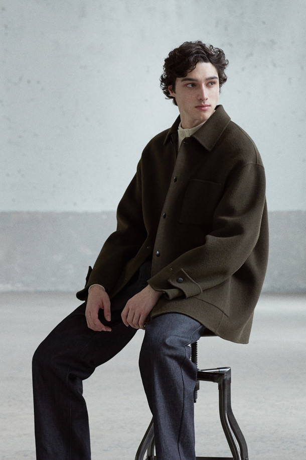 [MOVERE X ROLIAT] 재팬 메이드 원턱 데님은 일본 오카야마에서 제작된 프리미엄 데님 팬츠입니다. 네이비 컬러의 무지 디자인으로, 클래식하고 미니멀한 스타일을 연출하기 좋습니다. 원턱 디자인과 플리츠 디테일이 특징이며, 세미루즈핏으로 편안한 착용감을 선사합니다. 신치백 디테일로 허리 사이즈 조절이 용이하며, 가을/겨울철 출근룩, 비즈니스 캐주얼, 모임룩 등 다양한 TPO에 활용할 수 있습니다.
