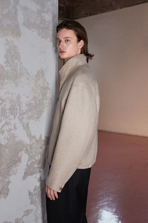 [MOVERE] REDA 울 슬랙스는 가을, 겨울 시즌에 어울리는 남성용 슬랙스입니다. 고급스러운 울과 엘라스틴 혼방 소재로 제작되어 부드러운 촉감과 자연스러운 신축성을 자랑하며, 와이드 및 플레어 핏으로 클래식하고 모던한 스타일을 연출합니다. 허리에는 4cm 밴딩과 리버스 투플리츠 디테일을 더해 편안함과 세련된 디자인을 동시에 잡았습니다. 블랙 컬러에 은은한 광택감이 더해져 오피스룩, 비즈니스 캐주얼, 모임룩 등 다양한 TPO에 활용 가능하며 미니멀하고 시크한 스타일을 완성합니다.
