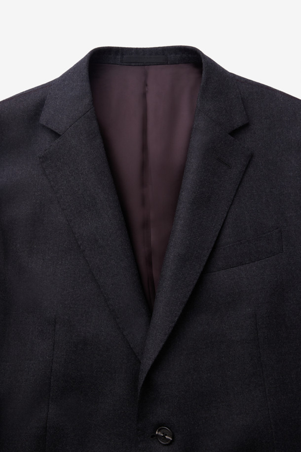 카벤디쉬 울 쉐도우체크 재킷 (Gray)은 남성 고객을 위한 클래식하고 포멀한 스타일의 자켓입니다. 울 소재로 제작되어 부드러운 드레이프성과 형태 안정성이 특징이며, 봄, 가을, 겨울 세 계절 모두 착용 가능합니다. 그레이 컬러의 글렌체크 패턴이 적용되어 세련된 느낌을 선사하며, 레귤러핏 싱글버튼 디자인으로 제작되었습니다. 오피스룩, 비즈니스 캐주얼, 모임룩 등 다양한 TPO에 활용하여 클래식, 미니멀, 시크한 스타일을 연출할 수 있습니다. 긴 소매 기장의 레귤러 기장 자켓입니다.
