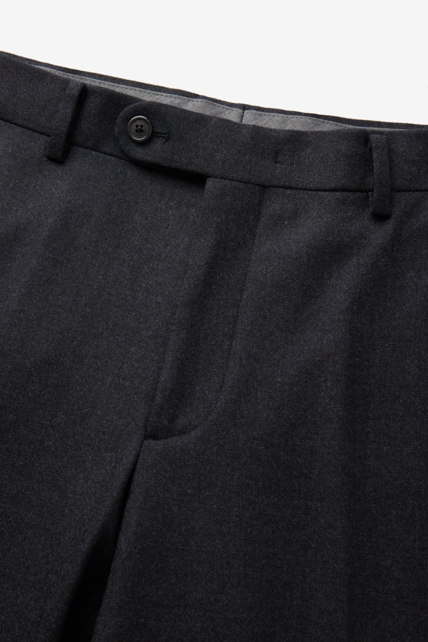 영국 JOHN CAVENDISH(존 카벤디시) 브랜드의 카벤디쉬 울 쉐도우체크 팬츠 (Gray)입니다. 가을과 겨울에 어울리는 포멀하고 클래식한 스타일의 남성 정장 바지입니다. 쉐도우 체크 패턴과 레귤러핏으로 제작되어 세련된 실루엣을 연출합니다. 울 소재 특유의 고급스러운 촉감과 드레이프성, 형태 안정성이 특징입니다. 오피스룩, 출근룩, 모임룩 등 다양한 TPO에 활용할 수 있는 미니멀한 디자인입니다.
