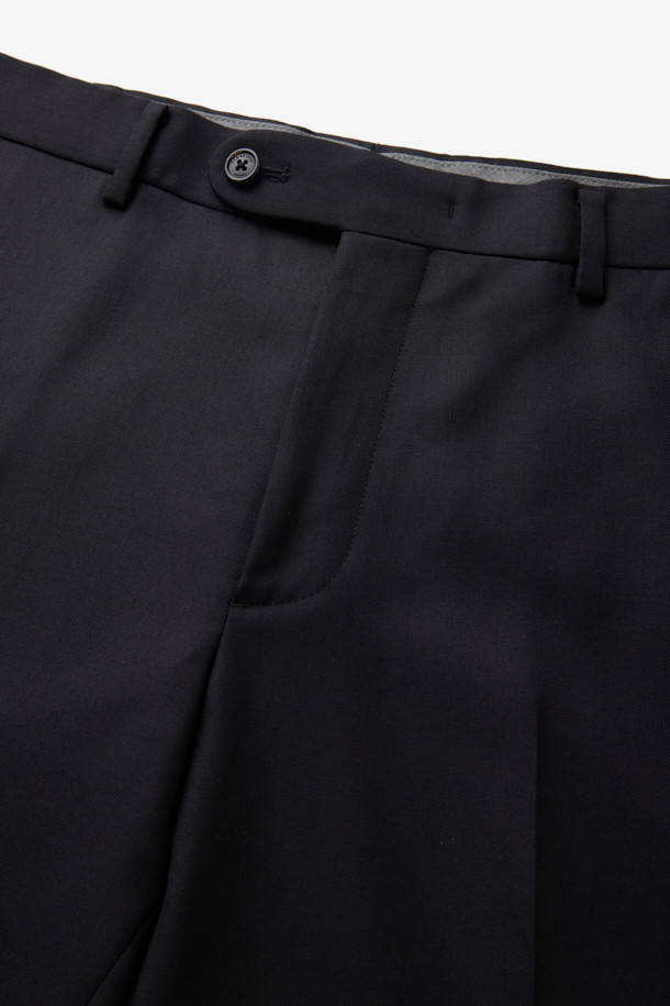 카벤디쉬 울 서지 솔리드 수트 팬츠 (Black)는 포멀 및 비즈니스 용도에 적합한 남성용 수트 팬츠입니다. 영국 브랜드의 제품으로, 사계절 착용 가능하며, 클래식하고 미니멀한 스타일을 연출합니다. 부드러운 촉감의 울 소재로 제작되어 드레이프성이 우수하며 안정적인 형태감을 유지합니다. 레귤러핏으로 제작되어 편안한 착용감을 제공하며, 오피스룩, 비즈니스 캐주얼, 출근룩 등 다양한 TPO에 활용 가능합니다. 블랙 컬러의 솔리드 디자인으로 어떤 상의와도 쉽게 매치할 수 있어 활용도가 높습니다.
