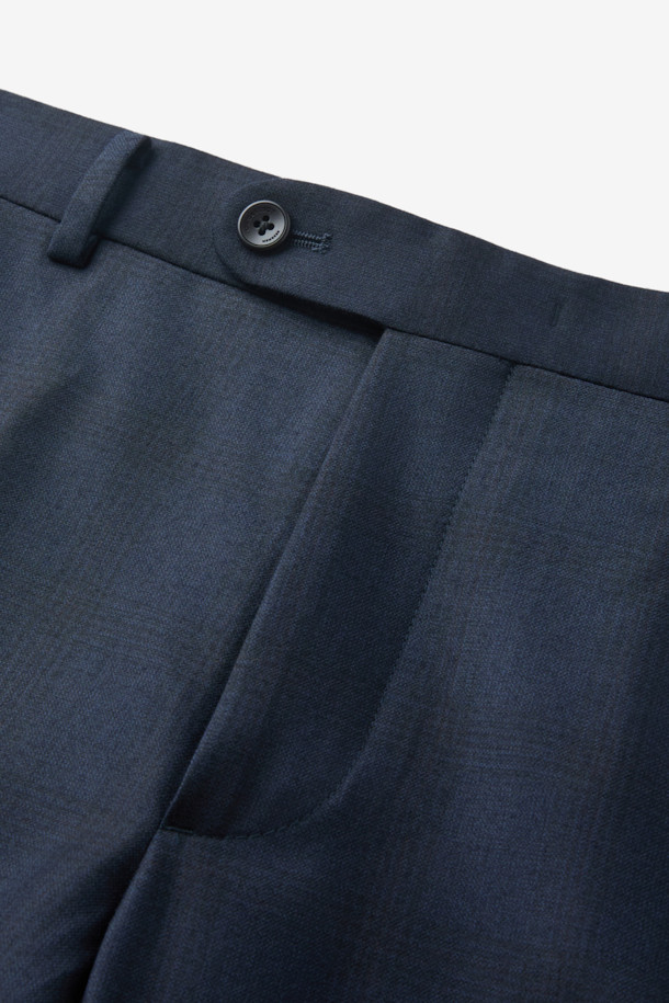 네이비 컬러의 국내 울 밀드 쉐도우체크 수트 팬츠입니다. 가을과 겨울에 어울리는 두꺼운 두께감의 울 소재로 제작되어 부드러운 촉감을 선사하며, 레귤러핏으로 편안한 착용감을 제공합니다. 클래식한 무드의 쉐도우체크 패턴이 돋보이며, 오피스룩, 출근룩, 모임룩 등 다양한 TPO에 활용 가능합니다. 미니멀하면서도 세련된 스타일을 연출하기에 좋은 아이템입니다.
