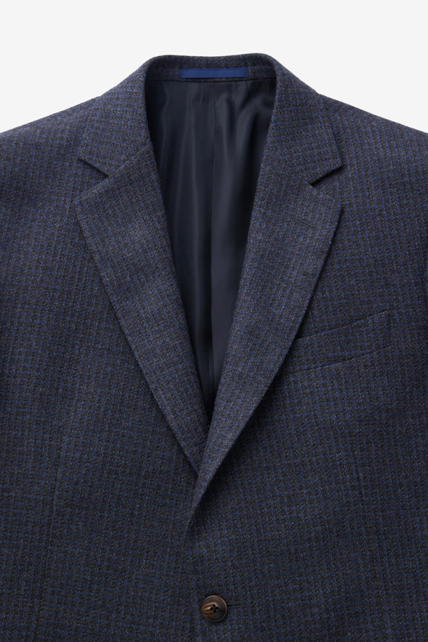 가을, 겨울 시즌에 어울리는 남성용 울 마이크로 체크 재킷입니다. 브라운, 네이비 두 가지 색상으로 출시되었으며, 클래식하고 포멀한 스타일을 연출하기 좋습니다. 싱글 버튼 디자인과 레귤러 핏으로 제작되어 편안한 착용감을 선사합니다. 톤다운된 컬러 조합과 마이크로 체크 패턴이 세련된 느낌을 더하며, 오피스룩, 비즈니스 캐주얼, 모임룩 등 다양한 TPO에 활용 가능합니다. 울 소재 특유의 두께감으로 따뜻함을 유지하며, 미니멀한 스타일을 선호하는 남성분들께 추천합니다.
