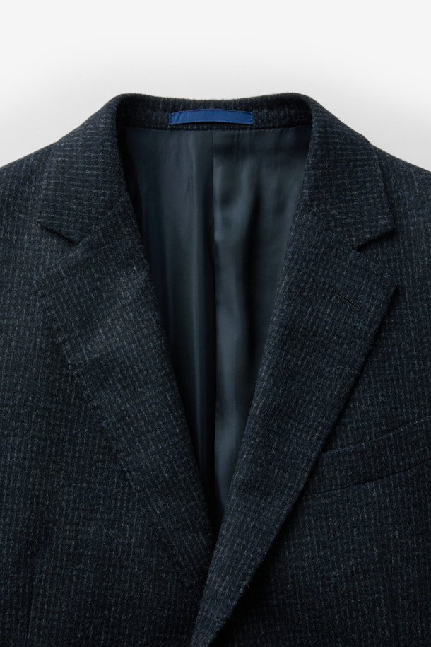 세련되고 차분한 분위기의 남성용 울 마이크로 솔리드 재킷입니다. 겨울철 보온성을 높여주는 두꺼운 두께감과 긴 소매 기장이 특징입니다. 일상, 출근룩, 비즈니스 캐주얼, 모임룩 등 다양한 TPO에 활용 가능하며, 클래식, 미니멀, 시크 스타일을 연출하기 좋습니다. 마이크로 패턴이 은은하게 돋보이는 네이비 컬러의 레귤러핏 싱글버튼 재킷으로, 당신의 겨울 스타일을 더욱 돋보이게 해줄 것입니다.
