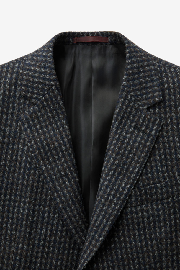 **울 혼방 하운드투스 자켓**은 가을과 겨울, 당신의 품격을 높여줄 클래식한 스타일의 아우터입니다. 그레이, 네이비, 브라운 세 가지 색상으로 만나볼 수 있으며, 울과 알파카 혼방 소재로 제작되어 두꺼운 두께감과 고급스러운 촉감을 선사합니다. 하운드투스 패턴이 돋보이는 레귤러핏의 싱글버튼 재킷으로, 오피스룩, 비즈니스 캐주얼, 모임룩 등 다양한 TPO에 활용 가능합니다. 미니멀하면서도 세련된 디자인으로 어떤 옷차림에도 잘 어울려 데일리 아이템으로 활용하기 좋습니다. 긴 소매 기장으로 따뜻함과 스타일을 동시에 잡아보세요.
