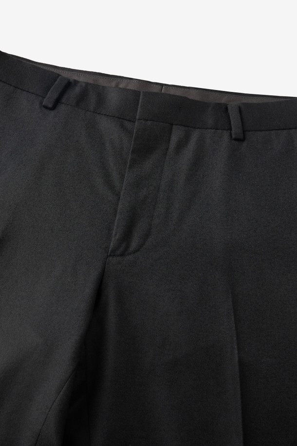 이태리 레다(REDA) 원단을 사용하여 고급스러움을 더한 레다 울 솔리드 슬랙스입니다. 남성용 슬림핏 슬랙스로, 가을과 겨울에 착용하기 좋은 두께감과 부드러운 촉감을 자랑합니다. 네이비 컬러의 무지 디자인으로 클래식하고 베이직한 스타일을 연출하며, 출근룩, 비즈니스 캐주얼, 모임룩 등 다양한 TPO에 활용 가능합니다. 스트레치 소재로 편안한 착용감을 제공하며, 은은한 광택감이 돋보이는 제품입니다. 슬림핏과 긴 기장으로 세련된 핏을 완성합니다.
