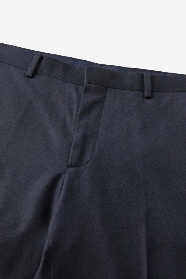 이태리 레다(REDA) 울 소재로 제작된 남성용 솔리드 슬랙스입니다. 가을, 겨울 시즌에 적합하며, 다크 그레이 컬러의 슬림핏 디자인으로 클래식하고 베이직한 스타일을 연출합니다. 은은한 광택과 스트레치 기능이 특징이며, 오피스룩, 비즈니스 캐주얼, 출근룩 등 다양한 TPO에 활용 가능합니다. 미니멀한 디자인으로 어떤 상의와도 매치하기 용이하여 활용도가 높습니다.
