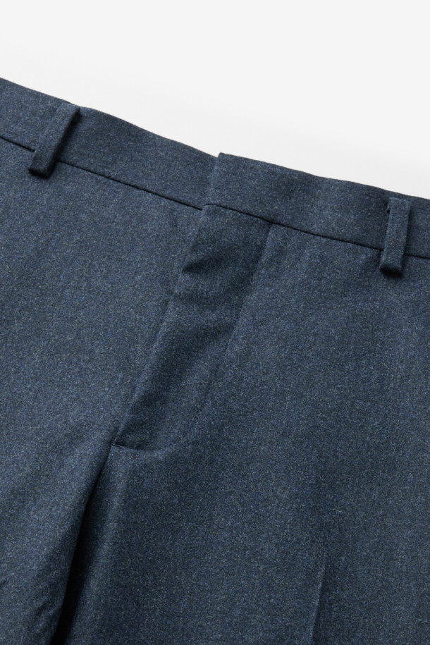 레다 울 솔리드 슬랙스는 가을, 겨울 시즌에 어울리는 남성용 슬림핏 슬랙스입니다. 부드러운 촉감의 울 소재로 제작되었으며, 은은한 광택과 스트레치 기능이 있어 편안한 착용감을 선사합니다. 미니멀하고 클래식한 디자인으로 오피스룩, 비즈니스 캐주얼, 모임룩 등 다양한 TPO에 활용 가능합니다. 네이비 컬러의 솔리드(무지) 패턴으로 어떤 상의와도 매치하기 용이하며, 시크한 스타일을 연출할 수 있습니다. 밴딩이 없어 깔끔한 핏을 유지하며, 긴 기장으로 제작되었습니다.
