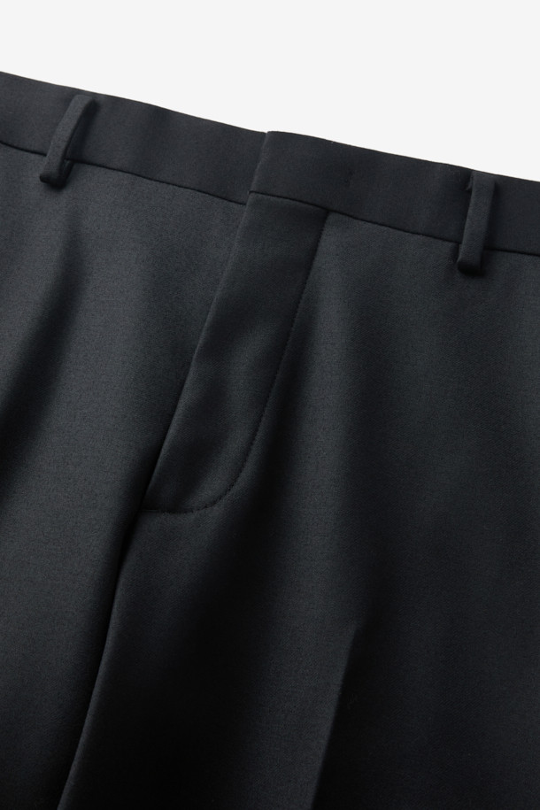 **국내 울캐시 본딩 솔리드 슬랙스**는 겨울철 따뜻함과 스타일을 모두 갖춘 슬림핏 슬랙스입니다. 고급 울과 캐시미어 혼방 소재로 제작되어 부드러운 촉감과 뛰어난 보온성을 제공하며, 본딩 안감으로 더욱 따뜻하게 착용할 수 있습니다. 다크 네이비 컬러의 무지 디자인으로, 출근룩, 비즈니스 캐주얼, 모임룩 등 다양한 TPO에 활용 가능합니다. 클래식, 미니멀, 시크 스타일을 즐겨 입는 분들께 추천하며, 탄탄한 핏으로 세련된 실루엣을 연출합니다.
