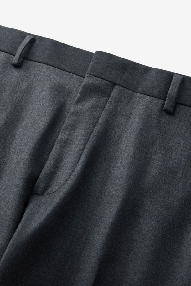 **국내 울캐시 본딩 슬랙스**

겨울 시즌을 위한 남성 슬림핏 슬랙스로, 울과 캐시미어 혼방 소재로 제작되어 부드러운 촉감과 뛰어난 보온성을 자랑합니다. 다크 네이비 컬러의 무지 디자인에 멜란지 톤이 은은한 멋을 더하며, 안감 본딩 처리로 한층 따뜻하게 착용할 수 있습니다. 출근룩, 오피스룩, 모임룩 등 다양한 TPO에 활용 가능한 베이직 스타일의 긴바지입니다. 클래식, 미니멀, 시크한 스타일을 연출하기에 적합하며, 두꺼운 두께감으로 겨울철에도 따뜻하게 입을 수 있습니다.
