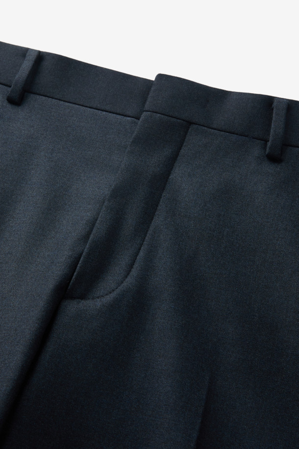 부드러운 울과 캐시미어 혼방 소재로 제작되어 겨울철에도 따뜻하게 착용 가능한 국내 울캐시 본딩 솔리드 슬랙스입니다. 다크 네이비 컬러의 무지 디자인으로, 출근룩, 오피스룩, 모임룩 등 다양한 TPO에 활용하기 좋습니다. 슬림핏으로 떨어지는 핏감과 보온성이 뛰어난 본딩 안감, 탄탄한 핏감을 제공하여 클래식, 미니멀, 시크 스타일을 연출하기에 적합합니다. 멜란지 톤으로 은은한 멋을 더해 줍니다. 
