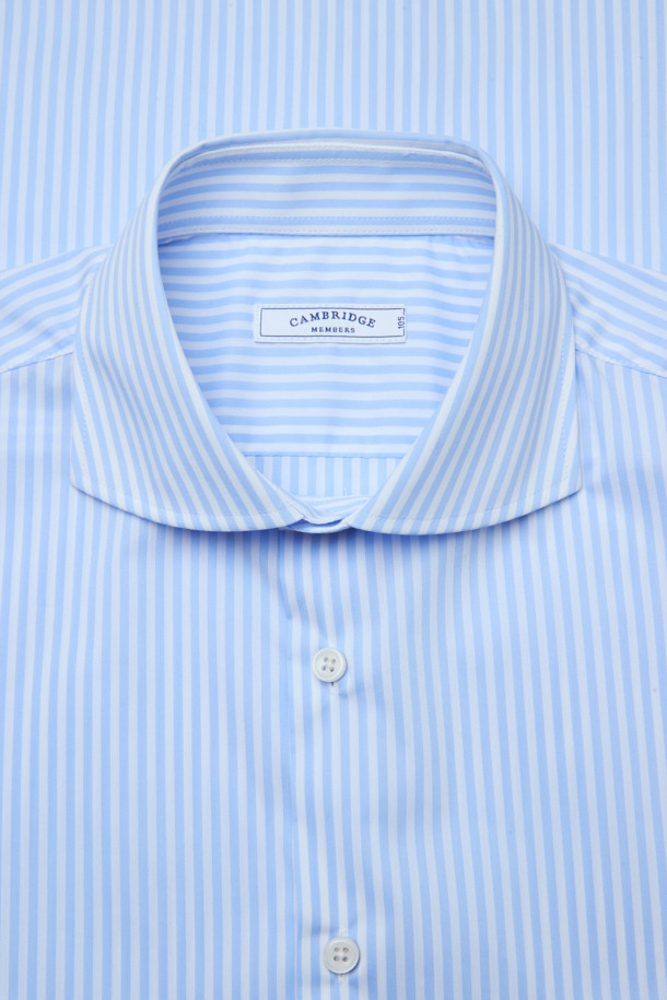 **스트라이프 와이드 칼라 드레스셔츠**는 남성용 드레스셔츠로, 블루와 화이트 컬러의 스트라이프 패턴이 특징입니다. 면 소재로 제작되어 부드러운 촉감을 선사하며, 레귤러핏과 얇은 두께로 편안하게 착용할 수 있습니다. 와이드 칼라 디자인이 돋보이며, 센터 풀 버튼, 칼라 심지 처리, 2버튼 소맷단, 롤업 기능 등 섬세한 디테일을 더했습니다. 일상 및 비즈니스룩에 모두 활용 가능하며, 오피스룩, 비즈니스 캐주얼, 출근룩 등 다양한 TPO에 적합합니다. 클래식하고 미니멀한 스타일을 추구하는 남성에게 제격입니다.
