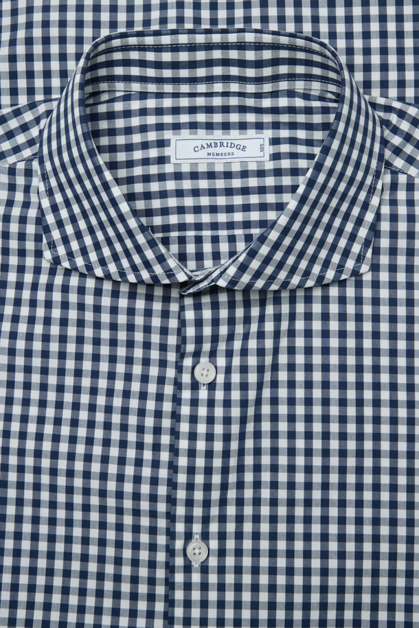네이비와 화이트 컬러의 깅엄 체크 패턴이 돋보이는 남성용 드레스셔츠입니다. 봄, 여름, 가을 계절에 착용하기 좋으며, 레귤러핏으로 제작되어 편안한 착용감을 선사합니다. 와이드 칼라 디자인에 얇은 두께감으로 시원하게 입을 수 있으며, 롤업 가능한 긴 소매는 다양한 스타일 연출을 돕습니다. 센터 풀 버튼, 소맷단 2버튼, 칼라 심지 처리 디테일이 돋보이며, 오피스룩, 비즈니스 캐주얼, 모임룩 등 TPO에 맞춰 클래식하고 미니멀한 스타일을 연출하기 좋습니다. 면 소재로 제작되어 부드러운 촉감을 느낄 수 있습니다.
