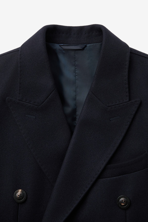 브래스키 울캐시 더블 폴로 코트는 남성 고객을 위해 디자인된, 클래식한 무드의 겨울, 가을용 아우터입니다. 블랙과 네이비 두 가지 색상으로 제공되며, 레귤러핏으로 제작되어 편안한 착용감을 선사합니다. 울과 캐시미어 혼방 소재로 부드러운 촉감과 두꺼운 두께감을 자랑하며, 더블 버튼 여밈 방식과 긴 소매, 커프스 디테일, 아웃포켓, 뒷중심 맞주름, 벤트 단추 트임 등의 특징을 갖추고 있습니다. 오피스룩, 비즈니스 캐주얼, 모임룩 등 다양한 TPO에 활용 가능하며, 미니멀하고 시크한 스타일을 연출하기 좋습니다.
