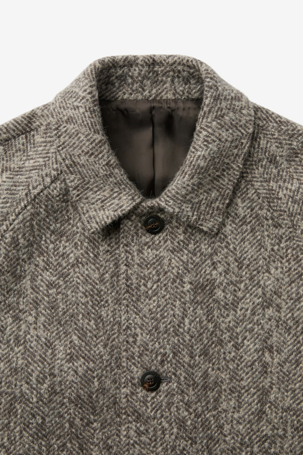 델피노 울알파카캐시 헤링본 발마칸 코트는 울, 알파카, 캐시미어의 고급 소재 혼방으로 제작되어 부드러운 촉감과 뛰어난 보온성을 자랑합니다. 클래식한 헤링본 패턴과 레귤러핏 디자인, 롱 기장으로 세련된 스타일을 연출하며, 가을/겨울 시즌 일상, 출근룩, 비즈니스 캐주얼, 모임룩 등 다양한 TPO에 활용 가능합니다. 레글런 소매 디테일과 싱글 버튼 여밈 방식으로 편안함과 활동성을 더했습니다. 시크하고 미니멀한 스타일을 선호하는 분들께 추천하는 발마칸 코트입니다.
