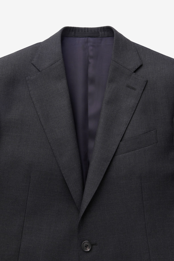 존 카벤디시 원단의 카벤디쉬 울 서지 솔리드 수트 재킷 (Gray)입니다. 윈저라인과 삭스킨 조직으로 제작되어 드레이프성과 형태 안정성이 우수하며, 슬림핏 디자인으로 모던한 스타일을 연출합니다. 고급스러운 울 (모) 소재로 제작되어 봄, 가을, 겨울 모두 착용 가능하며, 일상, 예복, 비즈니스 등 다양한 TPO에 활용할 수 있습니다. 무지(솔리드) 패턴에 싱글 버튼 여밈 방식으로 클래식하고 포멀한 분위기를 더합니다. 탄탄한 촉감과 긴 소매 기장으로 세련된 룩을 완성해보세요.
