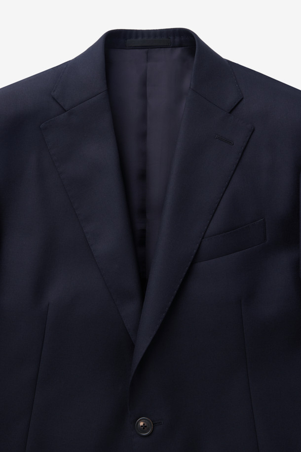 카벤디쉬 울 서지 자켓(Navy)은 남성 고객을 위한 포멀한 스타일의 정장 자켓입니다. 봄, 가을, 겨울 세 계절에 걸쳐 착용 가능하며, 예복 또는 비즈니스 용도로 적합합니다. 슬림핏 디자인에 싱글 버튼 여밈 방식, 레귤러 기장의 상의로 제작되었습니다. 고급스러운 울 소재와 드레이프성이 특징이며, 클래식하고 미니멀한 스타일을 연출합니다. 오피스룩, 비즈니스 캐주얼, 하객룩 등 다양한 TPO에 활용할 수 있습니다.
