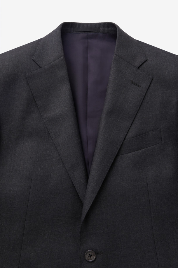 카벤디쉬 울 서지 솔리드 수트 재킷 (Gray)은 남성용 정장 수트 자켓입니다. 클래식하고 미니멀한 스타일로, 비즈니스 및 오피스룩에 적합하며, 사계절 착용 가능합니다. 슬림핏 디자인에 싱글 버튼 여밈 방식이며, 고급스러운 울 소재로 제작되어 드레이프성과 형태 안정성이 우수합니다. 윈저라인으로 세련된 핏을 연출하며, 긴 소매 기장을 갖춘 솔리드(무지) 패턴의 그레이 컬러 자켓입니다.
