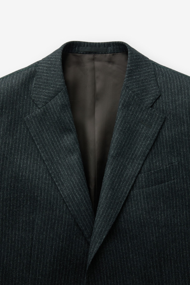 레다 울스트레치 밀드 스트라이프 수트 재킷 (Gray)은 남성용 수트 재킷으로, 포멀 및 비즈니스 스타일을 위한 완벽한 선택입니다. 겨울 시즌에 어울리는 두꺼운 두께감과 부드러운 촉감의 울, 폴리우레탄 혼방 소재로 제작되어 편안함과 보온성을 제공합니다. 클래식하고 미니멀한 디자인에 스트라이프 패턴이 들어가 세련된 분위기를 더하며, 라펠 폭 8.5cm, 싱글 버튼 여밈 방식으로 세련된 핏을 연출합니다. 도버라인 코트 타입에 레귤러핏으로 제작되었으며, 스트레치 기능이 있어 활동성을 보장합니다. 오피스룩, 비즈니스 캐주얼, 출근룩 등 다양한 TPO에 활용 가능합니다.
