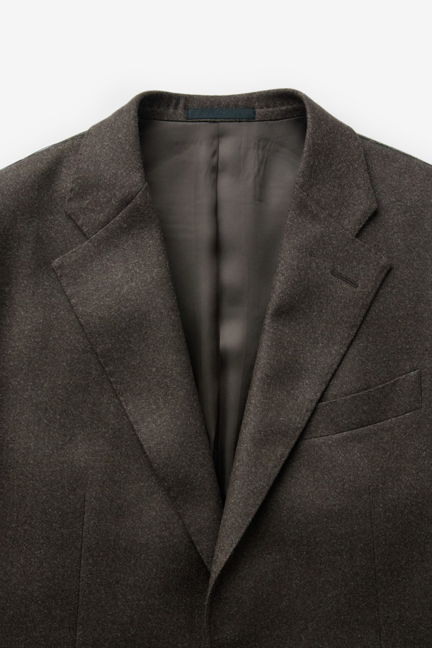 델피노 울 멜란지 솔리드 수트 재킷 (Brown)은 남성용 수트 재킷으로, 겨울철 포멀한 스타일을 완성하는 데 적합합니다. 델피노 울 100% 소재로 제작되어 고급스러운 착용감을 선사하며, 밀드 가공을 통해 부드러운 촉감을 더했습니다. 클래식한 무드의 레귤러핏 싱글버튼 디자인이며, 브라운 컬러의 솔리드 패턴으로 다양한 스타일 연출이 용이합니다. 오피스룩, 비즈니스 캐주얼, 모임룩 등 TPO에 맞춰 활용 가능하며, 미니멀하고 세련된 스타일을 선호하는 남성에게 추천합니다. 도버라인 디테일이 돋보이는 긴소매 재킷입니다.
