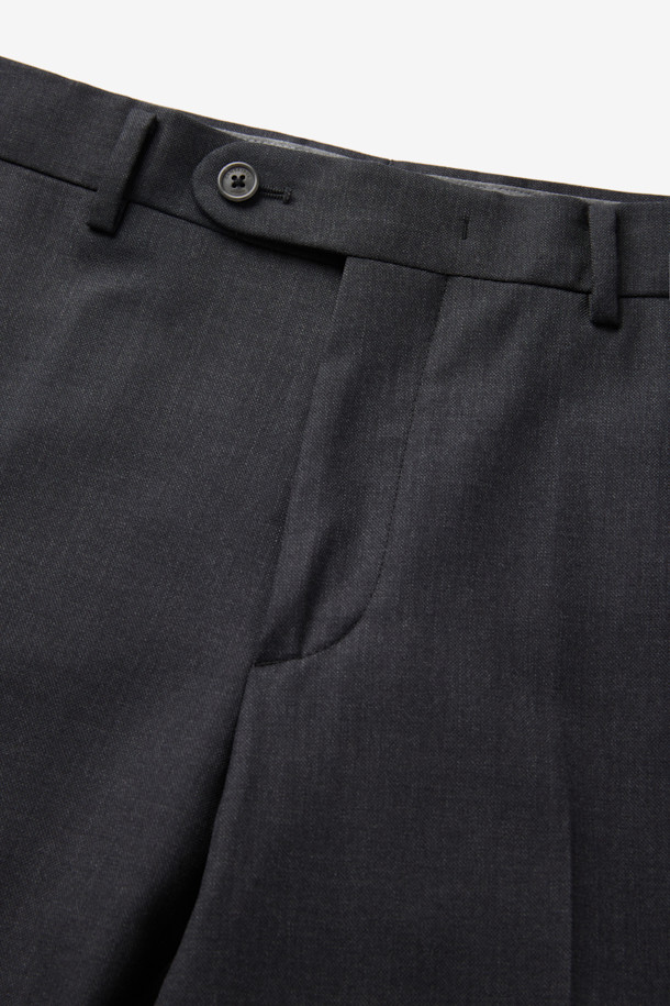 카벤디쉬 울 서지 솔리드 수트 팬츠 (Gray)는 남성 정장을 위한 클래식하고 포멀한 스타일의 슬림핏 바지입니다. 고급 울 소재로 제작되어 부드러운 촉감과 뛰어난 드레이프성, 형태 안정성을 제공합니다. 사계절 착용 가능하며, 오피스룩, 비즈니스 캐주얼, 모임룩 등 다양한 TPO에 적합합니다. 그레이 컬러의 무지 디자인으로 미니멀한 매력을 더하며, 어떤 상의와도 쉽게 매치할 수 있습니다. 슬림핏으로 제작되어 세련된 실루엣을 연출합니다.
