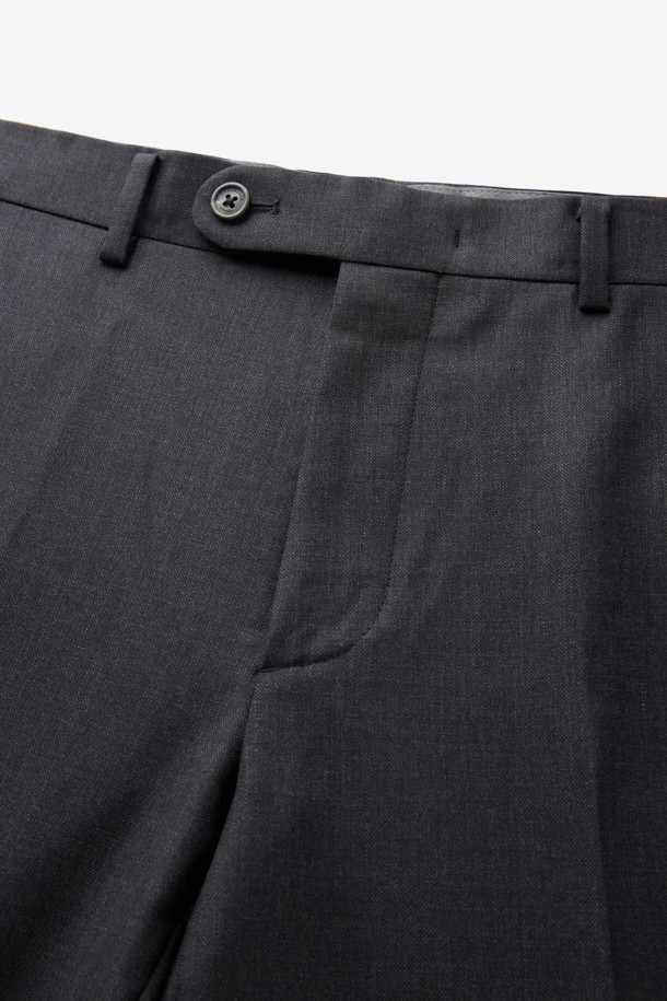 카벤디쉬 울 서지 솔리드 수트 팬츠 (Gray)는 클래식하고 미니멀한 스타일을 추구하는 남성을 위한 포멀한 정장 바지입니다. 사계절 착용 가능하며, 오피스룩, 비즈니스 캐주얼, 모임룩 등 다양한 TPO에 적합합니다. 고급 울 소재로 제작되어 드레이프성과 형태 안정성이 뛰어나며, 슬림핏 디자인으로 세련된 핏을 연출합니다. 그레이 컬러의 무지 솔리드 패턴으로 어떤 상의와도 매치하기 용이합니다. 밴딩이 없는 디자인으로 깔끔하고 포멀한 분위기를 더합니다.
