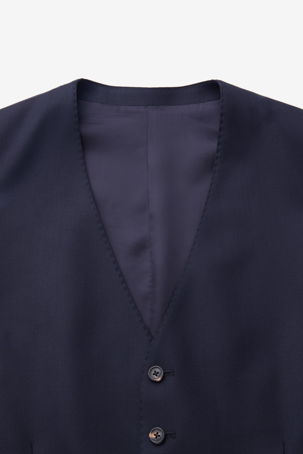 카벤디쉬 울 서지 솔리드 베스트 (Navy)는 남성 정장을 위한 모던하고 미니멀한 디자인의 포멀 베스트입니다. 사계절 착용 가능하며, 슬림핏 V넥으로 제작되어 세련된 실루엣을 연출합니다. 부드러운 촉감의 울 소재와 큐프라 안감, 싱글 버튼 여밈 방식이 특징이며, 뒷면 버클 장식으로 핏 조절이 가능합니다. 오피스룩, 비즈니스 캐주얼, 모임룩 등 다양한 TPO에 클래식, 미니멀, 시크 스타일로 활용하기 좋습니다.
