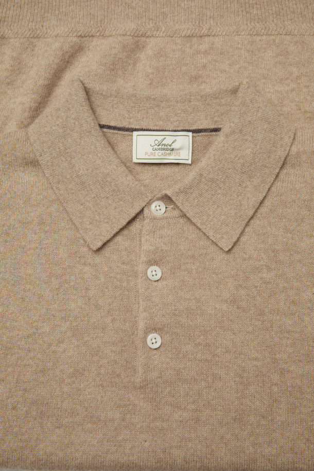 [아놀] 마일드 캐시미어100 카라넥 니트는 부드러운 촉감의 캐시미어 100% 소재로 제작되어 가을, 겨울 시즌에 따뜻하게 착용할 수 있습니다. 베이직하고 클래식한 스타일의 레귤러핏 니트로, 출근룩, 비즈니스 캐주얼, 모임룩 등 다양한 TPO에 활용 가능합니다. 차이나칼라 디자인과 긴 소매, 두꺼운 두께감으로 보온성을 높였으며, 버튼 디테일과 리브 마감으로 완성도를 더했습니다. 미니멀한 디자인으로 어떤 스타일에도 쉽게 매치하여 클래식한 무드를 연출할 수 있습니다.
