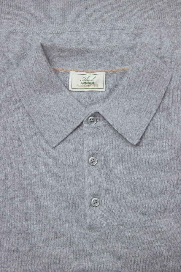 [아놀] 마일드 캐시미어 100 카라넥 니트는 부드러운 촉감과 뛰어난 보온성을 자랑하는 캐시미어 100% 소재의 니트입니다. 가을과 겨울에 어울리는 두꺼운 두께감으로, 베이직하고 미니멀한 스타일을 연출합니다. 레귤러핏으로 제작되었으며, 카라넥 디자인과 버튼 디테일이 특징입니다. 출근룩, 모임룩, 데이트룩 등 다양한 TPO에 활용 가능하며, 클래식, 미니멀, 캐주얼 스타일을 즐기는 분들께 추천합니다. 색상은 세련된 그레이 컬러로, 어떤 옷에도 쉽게 매치할 수 있습니다.
