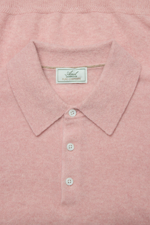 [아놀] 마일드 캐시미어100 카라넥 니트는 부드러운 촉감과 따뜻함을 선사하는 캐시미어 100% 소재의 니트입니다. 베이직하고 클래식한 스타일로, 데이트룩, 출근룩, 모임룩 등 다양한 TPO에 활용하기 좋습니다. 레귤러 핏에 긴 소매 기장으로 제작되었으며, 카라넥 디자인과 쓰리 버튼 디테일이 특징입니다. 핑크 컬러의 무지 패턴으로 미니멀하고 세련된 분위기를 연출합니다. 가을, 겨울 시즌에 어울리는 두꺼운 두께감과 리브 마감으로 완성도를 높였습니다.
