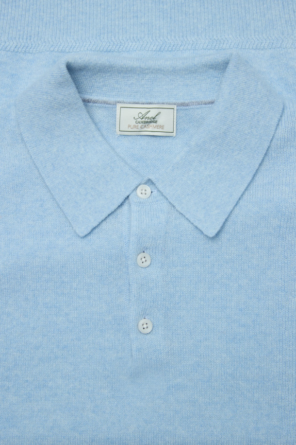 [아놀] 마일드 캐시미어100 카라넥 니트는 부드러운 촉감의 캐시미어 100% 소재로 제작되어 가을, 겨울 시즌에 따뜻하게 착용할 수 있습니다. 베이직하고 클래식한 스타일의 레귤러핏 니트로, 출근룩, 비즈니스 캐주얼, 모임룩 등 다양한 TPO에 활용하기 좋습니다. 하늘색 컬러의 무지 디자인에 쓰리버튼과 리브 마감 디테일이 더해져 고급스러움을 더합니다. 긴 소매 기장과 두꺼운 두께감으로 포근함을 선사하며, 미니멀한 스타일을 선호하는 분들께 추천합니다. 카라넥 디자인으로 세련된 분위기를 연출할 수 있습니다.
