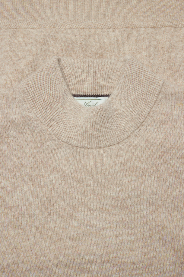 [아놀] 마일드 캐시미어100 하프터틀 니트는 부드러운 촉감의 캐시미어 100% 소재로 제작되어 가을과 겨울, 포근하고 따뜻하게 착용할 수 있습니다. 베이직하고 미니멀한 디자인에 레귤러핏으로 제작되었으며, 하프넥 라인과 긴 소매 기장이 특징입니다. 두꺼운 두께감으로 보온성을 높였으며, 리브 마감 디테일로 깔끔한 실루엣을 연출합니다. 베이지, 멜란지 두 가지 색상으로 출시되어 출근룩, 모임룩 등 다양한 TPO에 클래식, 미니멀, 캐주얼 스타일로 활용하기 좋습니다.
