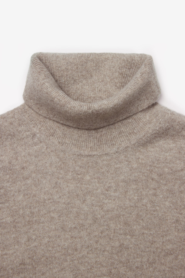 [아놀] 마일드 캐시미어100 터틀넥 니트는 부드러운 촉감의 캐시미어 100% 소재로 제작되어 가을과 겨울에 따뜻하게 착용할 수 있습니다. 베이직하고 미니멀한 스타일로, 레귤러 핏과 긴소매 디자인이 특징이며, 어떤 스타일에도 잘 어울립니다. 출근룩과 모임룩 모두 소화 가능한 활용도 높은 아이템으로, 리브 마감으로 깔끔하게 마무리되었습니다. 터틀넥 디자인으로 포근함을 더하여 클래식, 미니멀, 캐주얼 등 다양한 스타일 연출에 용이합니다.
