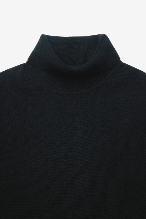 [아놀] 마일드 캐시미어100 터틀넥 니트는 부드러운 촉감의 캐시미어 100% 소재로 제작되어 가을과 겨울에 따뜻하게 착용하기 좋습니다. 베이직하고 미니멀한 디자인으로, 다양한 스타일 연출이 용이하며 출근룩, 모임룩 등 TPO에 맞춰 활용할 수 있습니다. 레귤러 핏에 긴소매, 높은 터틀넥 디자인으로 세련된 느낌을 더하며, 끝단 리브 마감으로 깔끔함을 더했습니다. 접거나 주름지게 연출하여 개성 있는 스타일을 완성할 수 있습니다. 블랙 색상의 무지 디자인으로 어떤 옷에도 쉽게 매치할 수 있습니다.
