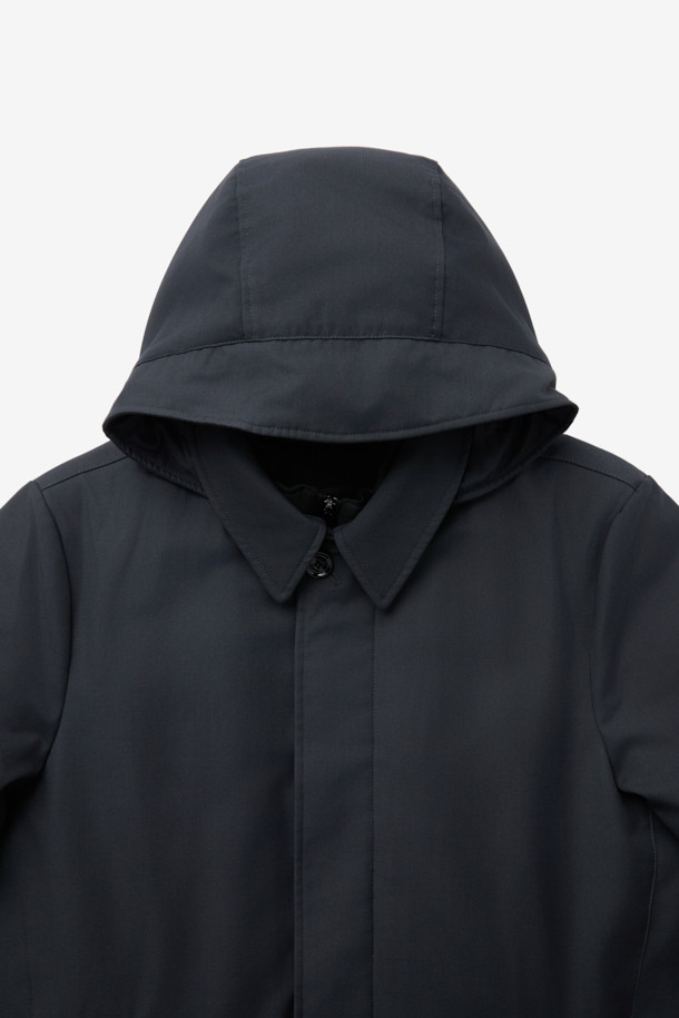 무레르(MOORER) 엘슨 3웨이 트렌치코트 다운은 남성용 아우터로, 클래식한 디자인과 뛰어난 보온성을 자랑합니다. 봄, 가을, 겨울 세 계절 모두 착용 가능하며, 일상 및 출근룩, 비즈니스 캐주얼, 모임룩 등 다양한 TPO에 활용할 수 있습니다. 롱 기장에 레귤러 핏으로 제작되었으며, 무지 패턴의 블랙 컬러로 시크하고 미니멀한 스타일을 연출합니다. 3웨이 디자인으로 분리형 이너와 다운 충전재를 사용하여 보온성을 극대화했으며, 버튼 여밈 방식과 긴 소매 기장으로 세련된 마무리를 더했습니다.
