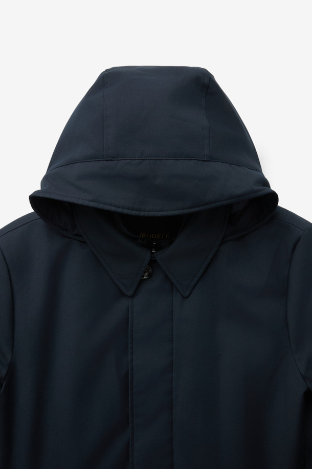 무레(MOORER) 엘슨 3웨이 트렌치코트 다운 네이비는 가을과 겨울, 출근룩과 비즈니스 캐주얼에 적합한 남성용 아우터입니다. 클래식하고 미니멀한 스타일의 이 트렌치코트는 레귤러 핏에 레귤러 기장으로, 무지 패턴의 네이비 컬러가 특징입니다. 버튼 여밈 방식과 긴 소매 디자인에, 탈부착 가능한 이너와 구스다운 충전재를 사용하여 보온성과 경량성을 동시에 갖췄습니다. 3웨이 디자인으로 다양한 스타일 연출이 가능하며, 일상에서 폭넓게 활용할 수 있습니다. 나일론 소재로 제작되어 튼튼하며, 세련된 디자인으로 완성도를 높였습니다.
