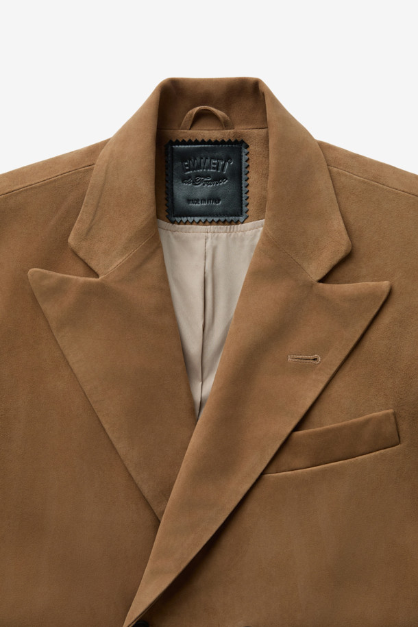 EMMETI(엠메티) 스웨이드 더블 브레스티드 재킷은 가을, 겨울 시즌 당신의 스타일을 완성해 줄 클래식한 아우터입니다. 부드러운 스웨이드 소재와 레귤러핏으로 편안한 착용감을 선사하며, 브라운과 카멜 두 가지 컬러로 출시되어 다양한 룩에 매치하기 좋습니다. 일상, 출근룩, 모임룩, 비즈니스 캐주얼 등 TPO에 구애받지 않고, 미니멀, 시크한 스타일을 연출할 수 있습니다. 더블 버튼 여밈과 패치 포켓 디테일이 돋보이는 디자인으로, 고급스러운 분위기를 더합니다.
