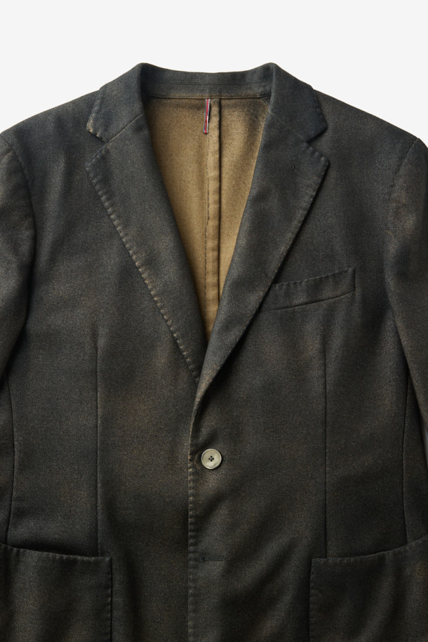 SANTANIELLO(산타니엘로) 핸드 스프레이 다잉 자켓은 남성용 자켓으로, 캐주얼한 스타일을 추구하는 분들께 적합합니다. 봄, 가을 시즌에 어울리는 얇은 두께감과 레귤러 핏으로 편안한 착용감을 선사합니다. 그레이, 브라운 컬러의 무지 디자인에 스프레이 다잉 처리로 은은한 멋을 더했으며, 테일러드 코트 타입의 싱글 버튼 여밈 방식으로 클래식한 분위기를 연출합니다. 비즈니스 캐주얼 및 출근룩으로, 또는 미니멀한 스타일을 선호하는 분들께 추천합니다.
