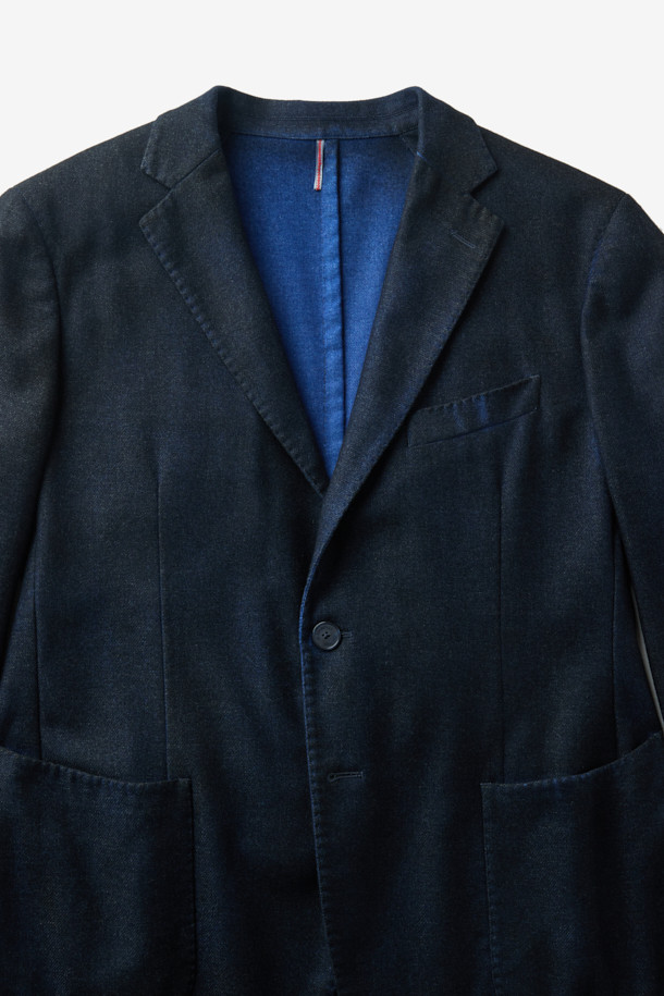 SANTANIELLO(산타니엘로) 핸드 스프레이 다잉 자켓은 남성용 자켓입니다. 블랙과 블루 두 가지 색상으로 출시되었으며, 캐주얼한 스타일을 연출하기 좋습니다. 봄, 가을에 착용하기 적합하며, 출근룩이나 비즈니스 캐주얼에도 활용 가능합니다. 레귤러 핏의 테일러드 코트 타입으로, 싱글 버튼 여밈 방식과 긴 소매 기장이 특징입니다. 스프레이 다잉 처리로 독특한 매력을 더했습니다.
