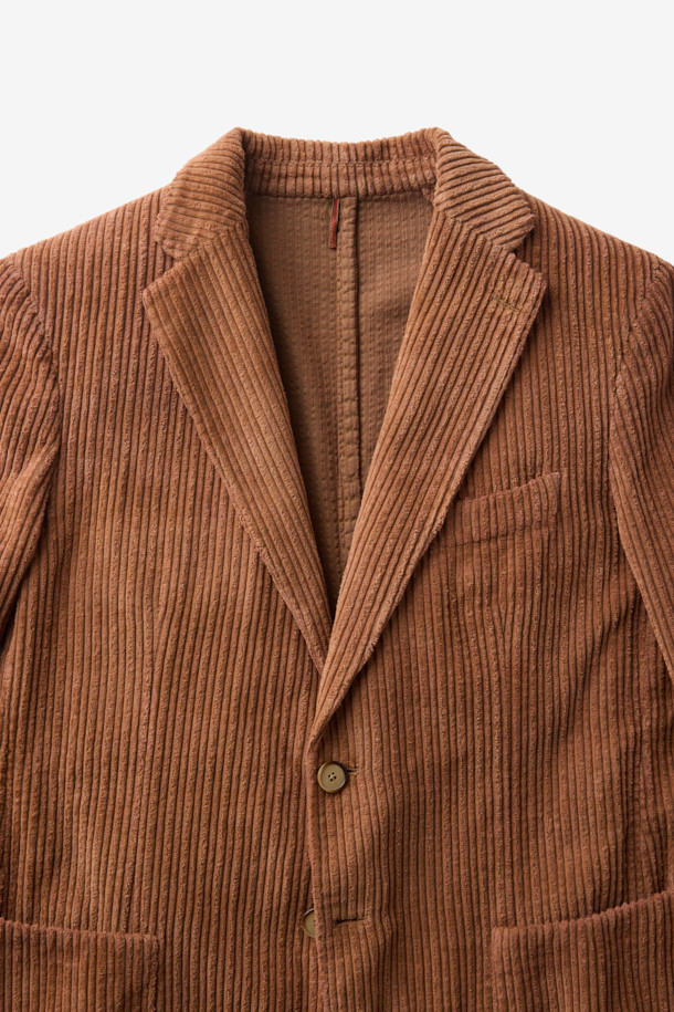 SANTANIELLO(산타니엘로) 볼드 코듀로이 재킷입니다. 짙은 브라운 컬러의 부드러운 코듀로이 소재로 제작되어 가을, 겨울 시즌 따뜻하고 포근하게 착용할 수 있습니다. 레귤러 핏에 싱글 버튼 여밈 방식, 긴 소매 기장으로 캐주얼하고 클래식한 분위기를 연출합니다. 출근룩과 모임룩 모두 활용 가능하며, 무지 디자인으로 미니멀한 스타일을 즐기는 분들께 추천합니다. 두꺼운 두께감으로 보온성을 높였습니다.
