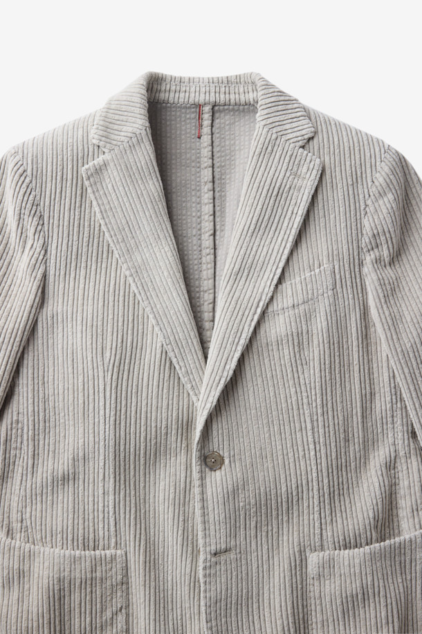 **SANTANIELLO(산타니엘로) 볼드 코듀로이 재킷**은 남성용 자켓으로, 캐주얼, 클래식, 미니멀 스타일을 모두 아우르는 매력적인 아이템입니다. 봄, 가을에 착용하기 적합하며, 출근룩으로도 활용할 수 있습니다. 그레이 컬러의 레귤러핏 자켓으로, 볼드한 코듀로이 원단과 싱글 버튼 디테일이 특징입니다. 두께감 있는 코듀로이 소재는 뻣뻣한 촉감을 선사하며, 긴 소매 기장으로 제작되었습니다. 
