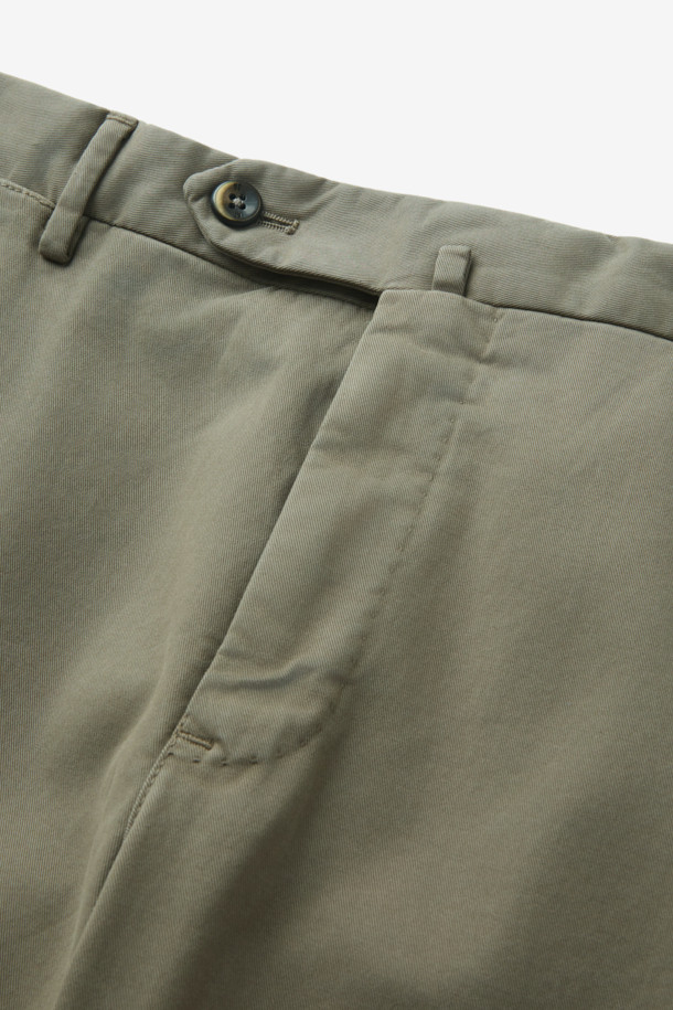 PT 토리노(PT TORINO) 4시즌 코튼 치노 팬츠는 남성용 바지로, 베이지와 카키 두 가지 색상으로 출시되었습니다. 봄, 여름, 가을, 겨울 사계절 모두 착용 가능하며, 일상 및 출근룩, 비즈니스 캐주얼에 적합합니다. 슬림핏으로 제작되었으며, 면 소재를 사용하여 편안한 착용감을 제공합니다. 가랑이 부분 덧댐 안감과 수선 여유분 설계, 뛰어난 신축성으로 활동성을 높였습니다. 베이직, 캐주얼, 클래식, 미니멀 스타일을 즐기는 남성에게 적합한 아이템입니다.
