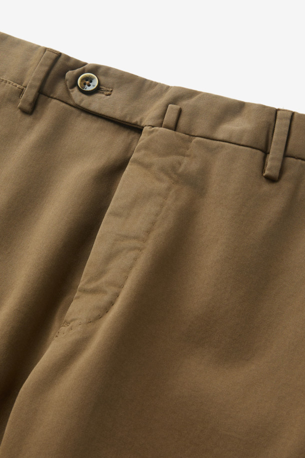 PT 토리노(PT TORINO) 4시즌 코튼 치노 팬츠는 남성을 위한 슬림핏 치노 팬츠입니다. 베이지와 브라운 두 가지 색상으로 제공되며, 봄, 여름, 가을, 겨울 사계절 모두 착용 가능합니다. 면 소재로 제작되어 편안한 착용감을 선사하며, 가랑이 부분 덧댐 처리로 훼손을 방지합니다. 출근룩과 비즈니스 캐주얼은 물론, 클래식, 미니멀, 캐주얼 스타일 모두 소화 가능한 활용도 높은 아이템입니다. 신축성이 우수하여 활동성을 높였으며, 수선 여유분까지 고려한 디자인으로 제작되었습니다.
