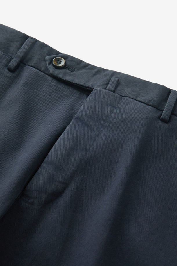 PT 토리노(PT TORINO) 4시즌 코튼 치노 팬츠는 남성용 바지로, 사계절 내내 활용 가능한 실용적인 아이템입니다. 네이비 컬러의 무지 디자인으로, 출근룩과 비즈니스 캐주얼, 그리고 클래식, 미니멀, 캐주얼 스타일을 모두 아우르는 폭넓은 TPO에 적합합니다. 슬림핏 디자인으로 시크한 실루엣을 연출하며, 면 소재 특유의 편안한 착용감을 선사합니다. 

특히 마찰과 땀이 많은 가랑이 부분에 덧댐 안감을 적용하여 내구성을 높였으며, 수선을 고려한 시접 가름 작업으로 섬세함을 더했습니다. 신축성 있는 소재로 활동성을 보장하며, 4계절 내내 세련된 스타일을 유지할 수 있는 필수 아이템입니다.
