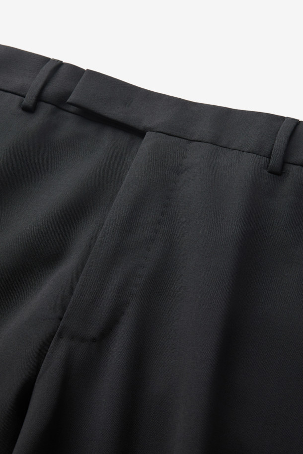 PT 토리노(PT TORINO) 울 바이 스트레치 슬랙스는 남성용 슬림핏 슬랙스로, 클래식하고 미니멀한 스타일을 추구하는 분들께 적합합니다. 블랙 컬러의 무지 디자인으로, 오피스룩, 비즈니스 캐주얼, 모임룩 등 다양한 TPO에 활용할 수 있습니다. 부드러운 촉감의 울 소재와 스트레치 기능으로 편안한 착용감을 선사하며, 사계절 내내 활용 가능합니다. 얇은 두께감으로 제작되었으며, 마찰과 땀에 취약한 가랑이 부분에는 덧댐 안감을 사용하여 내구성을 높였습니다. 수선을 고려한 시접 가름 작업으로 섬세함을 더했습니다.
