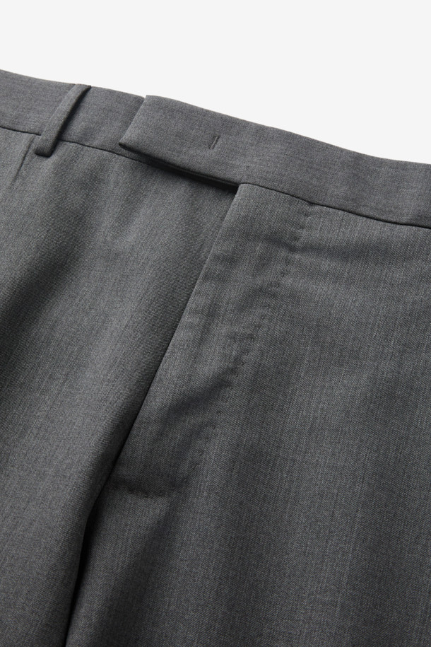 PT 토리노 울 바이 스트레치 슬랙스는 남성용 슬림핏 슬랙스로, 가을과 겨울에 적합합니다. 고급스러운 울 소재에 스트레치 기능이 더해져 편안하면서도 활동적인 착용감을 제공합니다. 차분하고 세련된 그레이 컬러의 무지 디자인으로, 오피스룩 및 비즈니스 캐주얼에 활용하기 좋습니다. 가랑이 부분에 덧댐 안감을 적용하여 내구성을 높였으며, 수선 여유분을 설계하여 실용성을 더했습니다. 클래식, 미니멀, 시크 스타일을 추구하는 남성에게 제격입니다.
