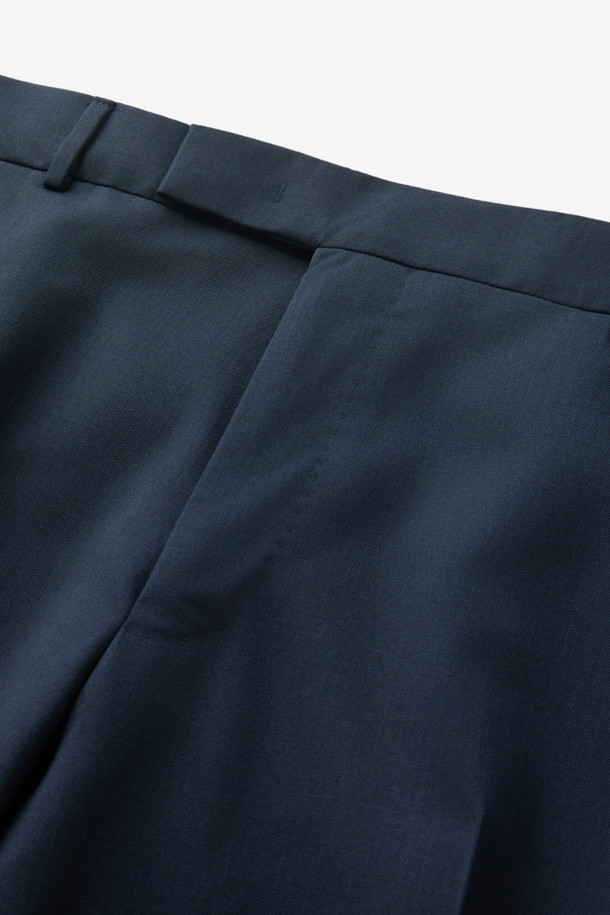 PT 토리노(PT TORINO) 울 바이 스트레치 슬랙스는 가을, 겨울 시즌을 위한 남성용 슬림핏 슬랙스입니다. 고급스러운 네이비 컬러의 무지 디자인으로, 클래식하고 베이직한 스타일을 연출합니다. 울 소재와 엘라스틴의 혼방으로 부드러운 촉감과 뛰어난 신축성을 제공하며, 편안한 착용감을 선사합니다. 오피스룩, 비즈니스 캐주얼, 출근룩 등 다양한 TPO에 활용 가능하며, 마찰이 잦은 가랑이 부분에 덧댐 안감을 적용하여 내구성을 높였습니다. 수선을 고려한 시접 가름 작업으로 실용성을 더한, 미니멀하고 시크한 스타일의 슬랙스입니다.
